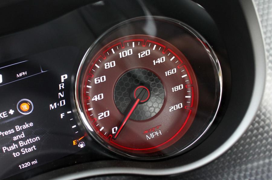 Панель приборов Dodge Charger SRT Hellcat 2015 года  (фото 106 из 111)